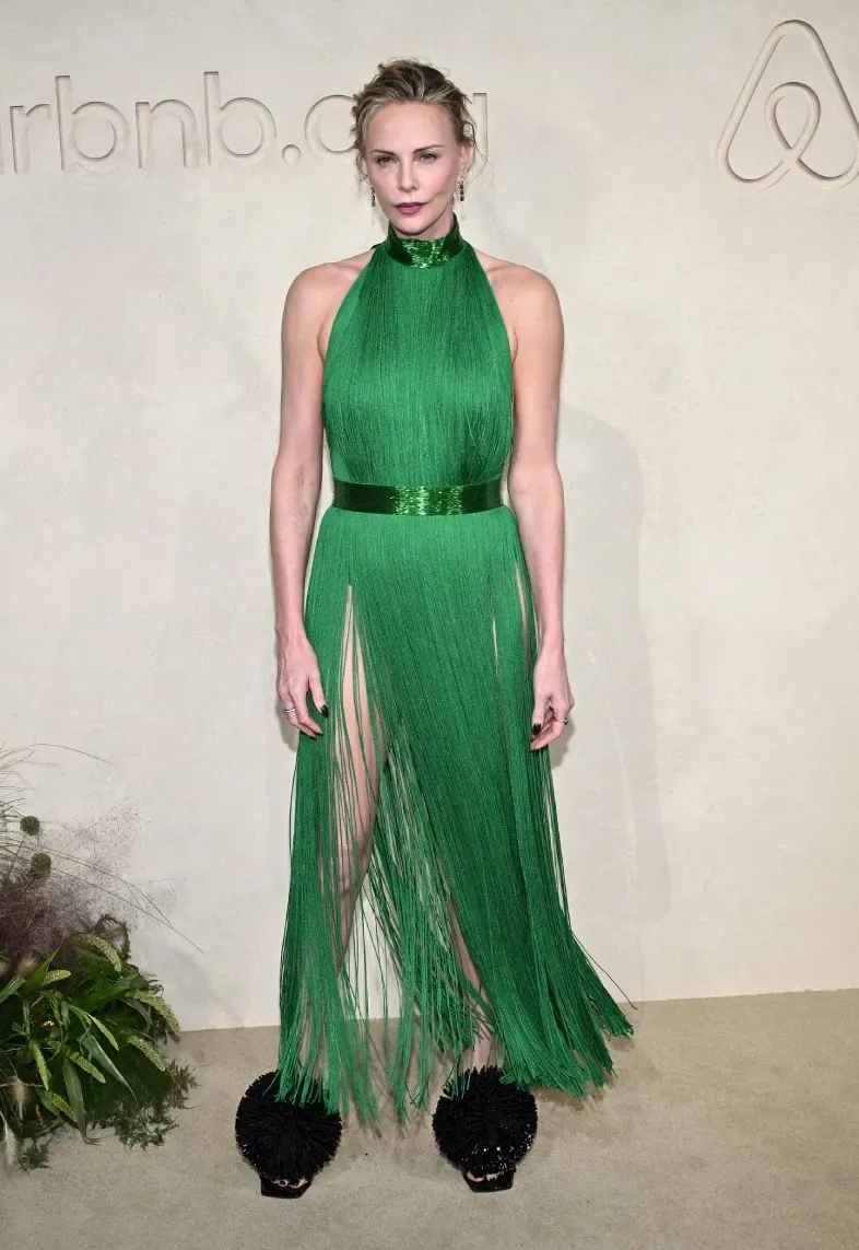 Charlize Theron, pioggia di frange verde smeraldo e tacchi in pelliccia: così ha stupito Hollywood