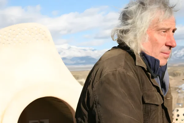 Earthship: l'architetto che trasforma pneumatici usati e bottiglie in case autosufficienti
