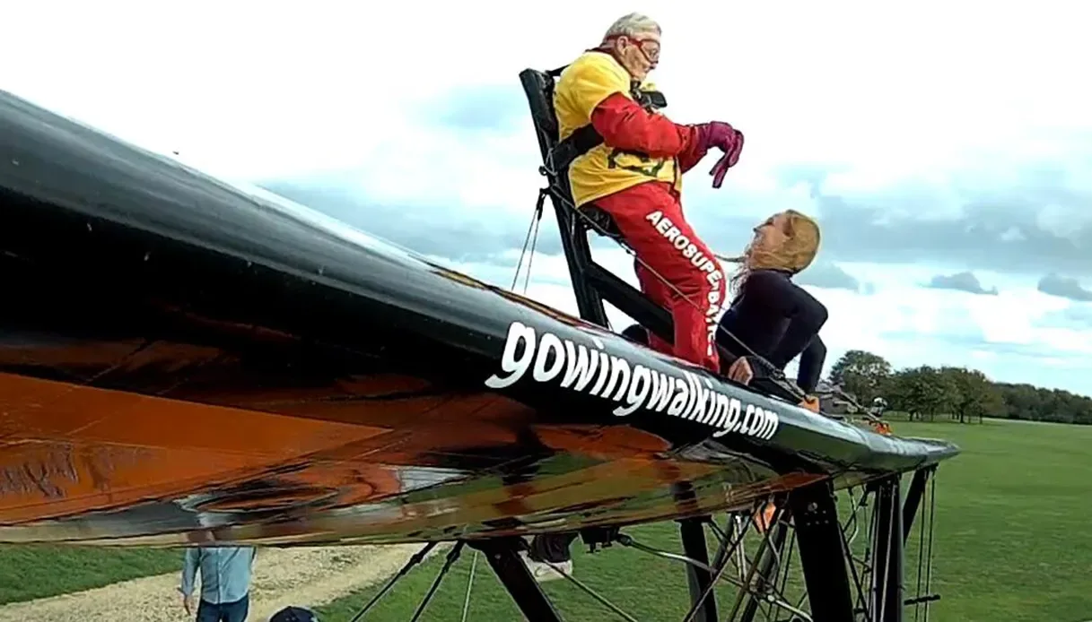 Helga Duffy, a 99 anni legata alle ali di un aereo in volo