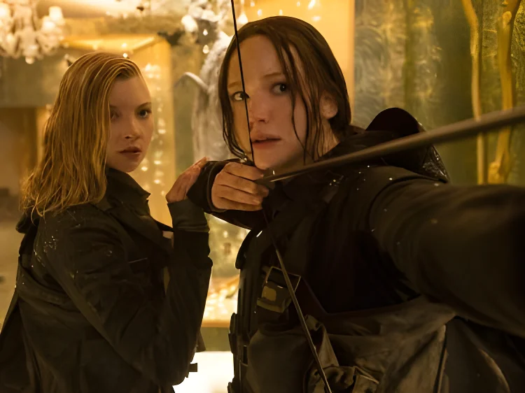 Hunger Games: Il Canto della Rivolta - Parte 2: Natalie Dormer e Jennifer Lawrence in una scena del film