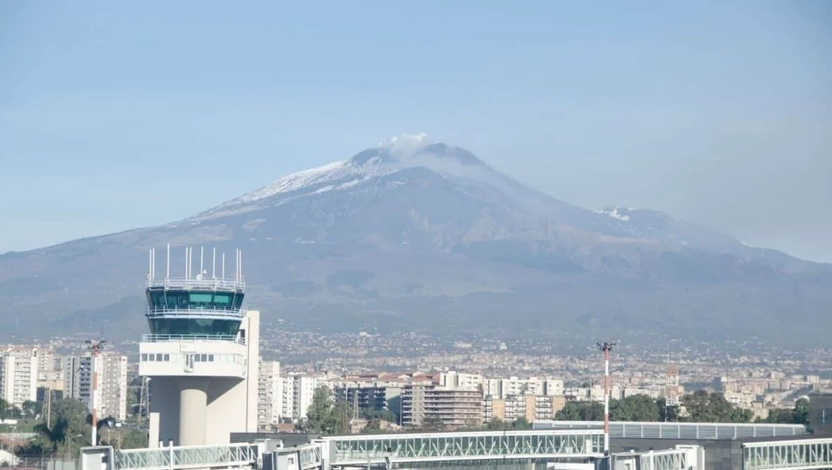 L'aeroporto di Catania e alle spalle l'Etna