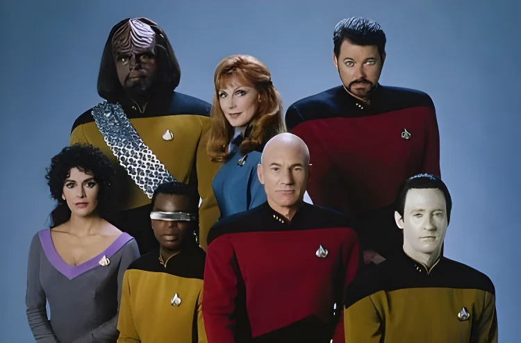 Patrick Stewart, Brent Spiner, Jonathan Frakes e il resto del cast di Star Trek: The Next Generation in una foto promozionale