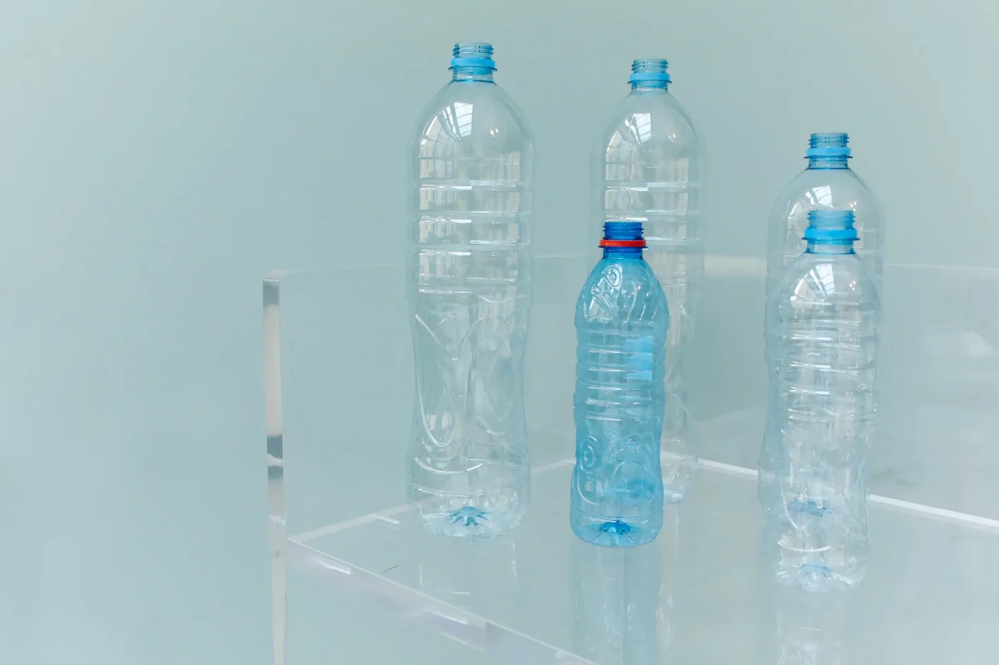 La fisica dello stampo: perché la plastica comune supera i casseri tradizionali